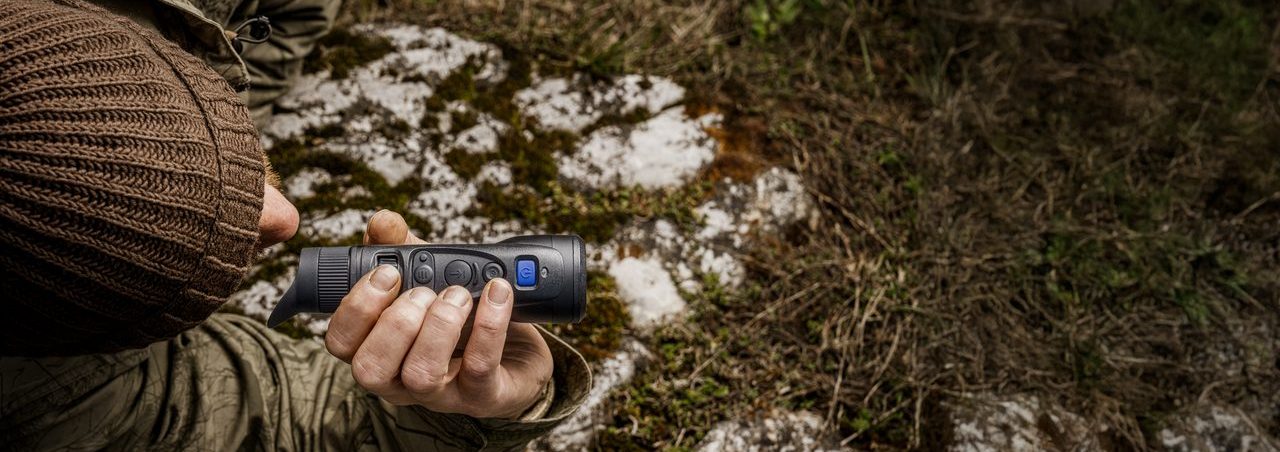 One-handed thermal imaging monocular